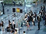 Киоски саморегистрации в зале вылета в аэропорту Токио