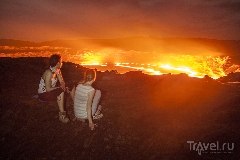 На краю кратера действующего вулкана Эрта Але / Фото из Эфиопии