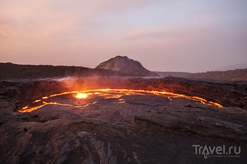 На краю кратера действующего вулкана Эрта Але / Фото из Эфиопии