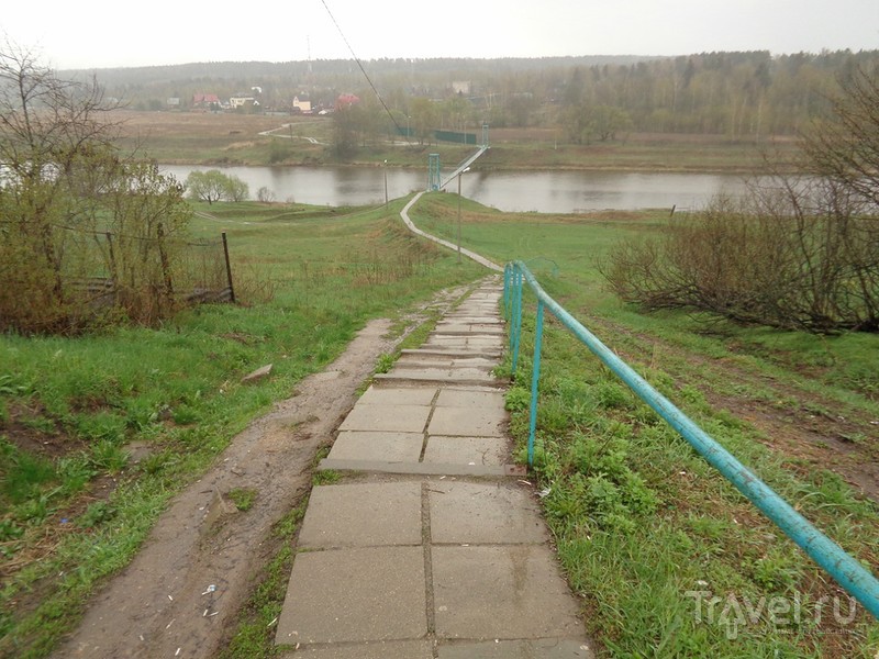 Подвесной мост в селе Каринское Московской области / Россия