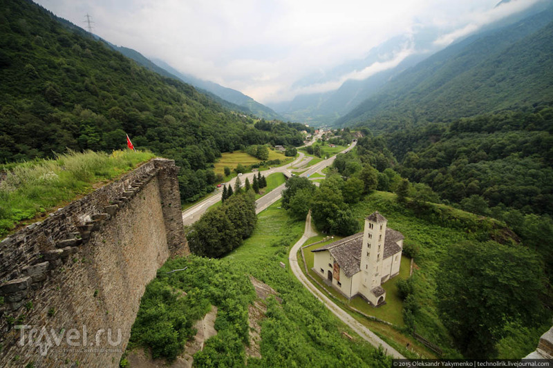 Castello di Mesocco - живописные руины средневекового замка в Швейцарии / Фото из Швейцарии