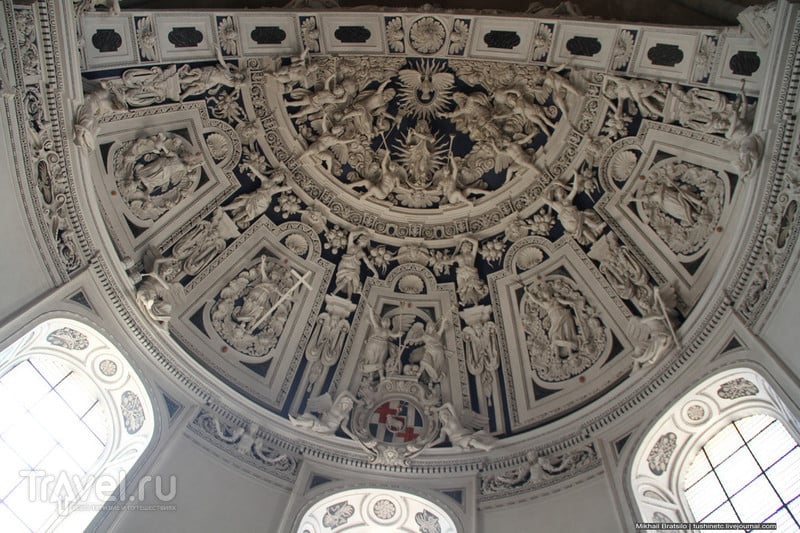 Внутри собора святого Петра в Трире / Германия