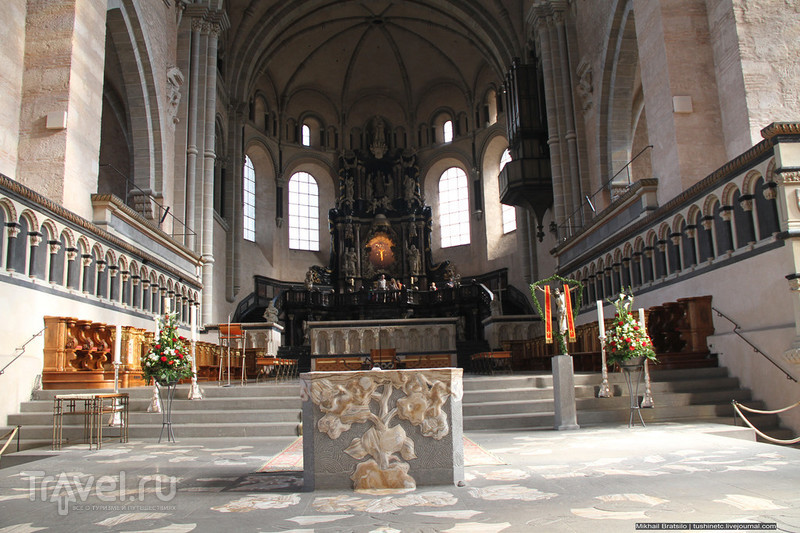 Внутри собора святого Петра в Трире / Германия