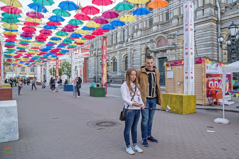 Арт-инсталляция "Аллея парящих зонтиков" / Фото из России
