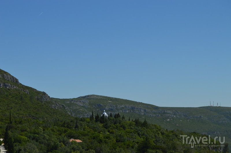 Район Portinho de Arrabida и мавританская крепость над Сесимброй / Фото из Португалии