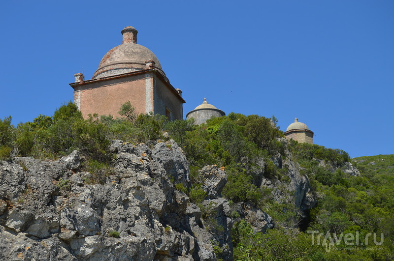 Район Portinho de Arrabida и мавританская крепость над Сесимброй / Фото из Португалии