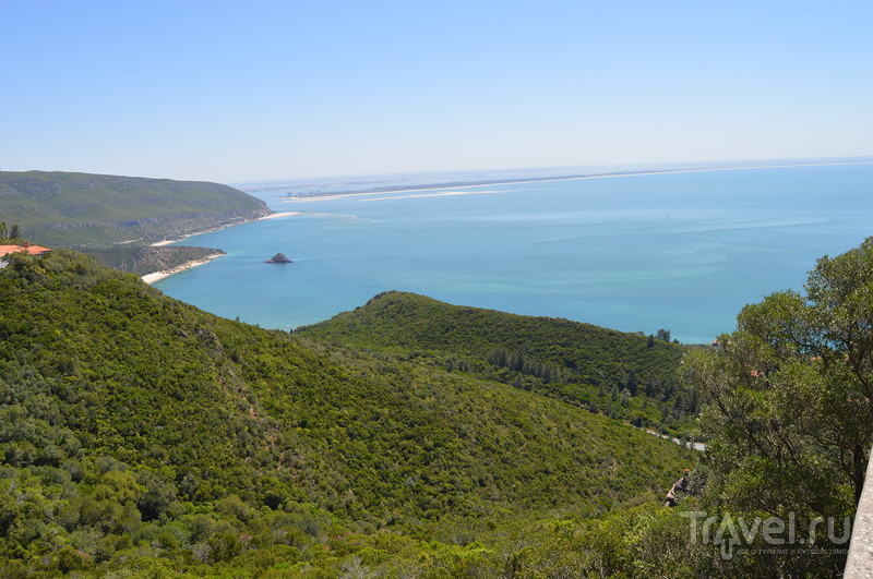 Район Portinho de Arrabida и мавританская крепость над Сесимброй / Фото из Португалии