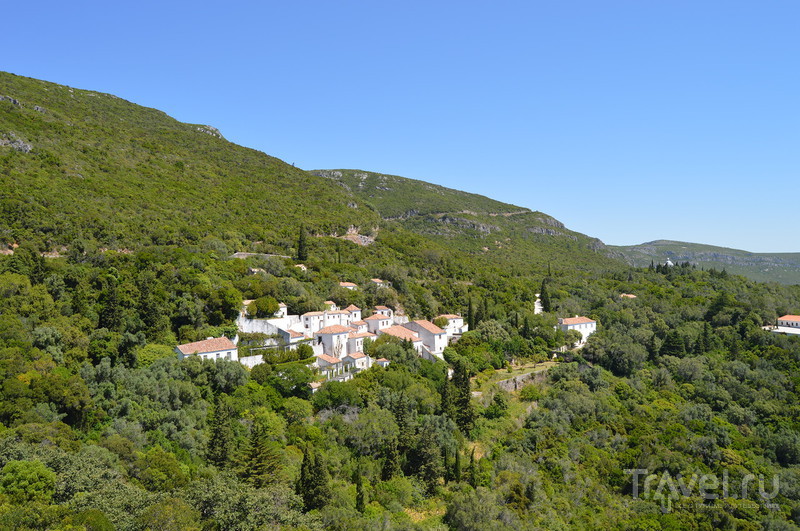 Район Portinho de Arrabida и мавританская крепость над Сесимброй / Фото из Португалии