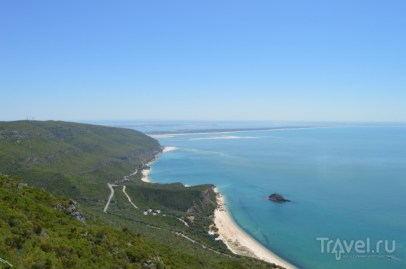 Район Portinho de Arrabida и мавританская крепость над Сесимброй / Фото из Португалии