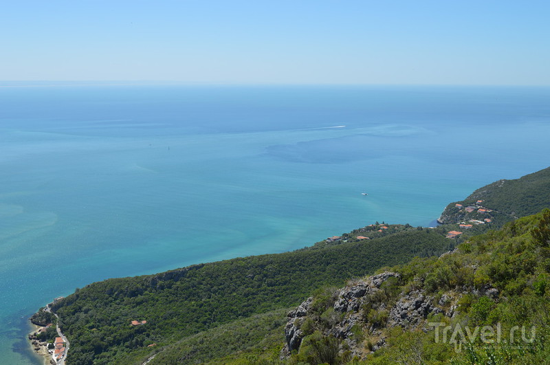 Район Portinho de Arrabida и мавританская крепость над Сесимброй / Фото из Португалии