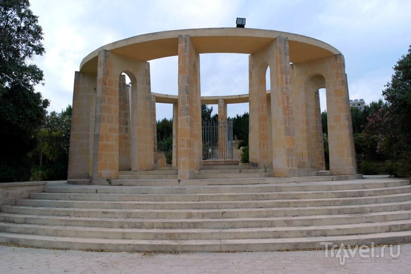 Сент-Полс-Бэй. Мальта - Национальный парк Солина и роща президента Кеннеди с монументом / Мальта