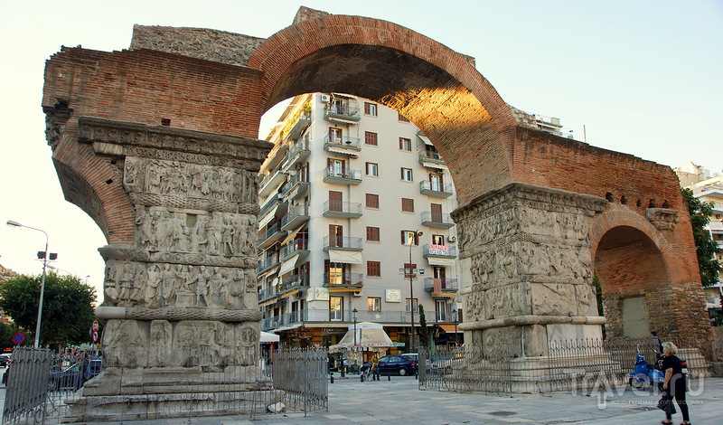 Триумфальная арка, Белая башня и зонтики на набережной / Греция