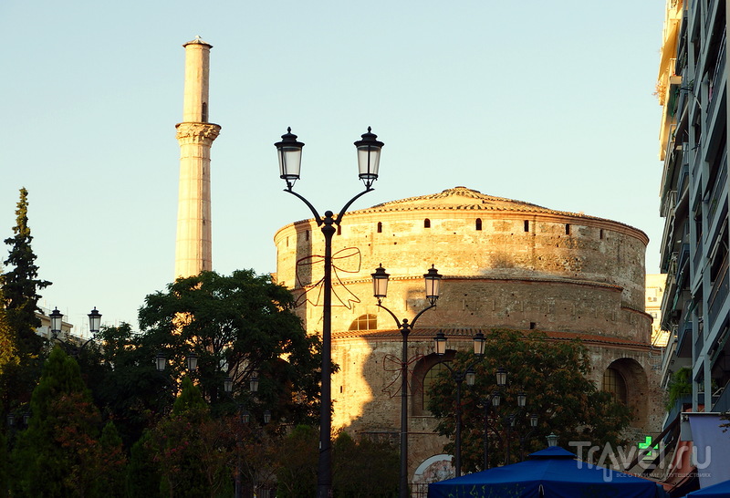 Триумфальная арка, Белая башня и зонтики на набережной / Греция