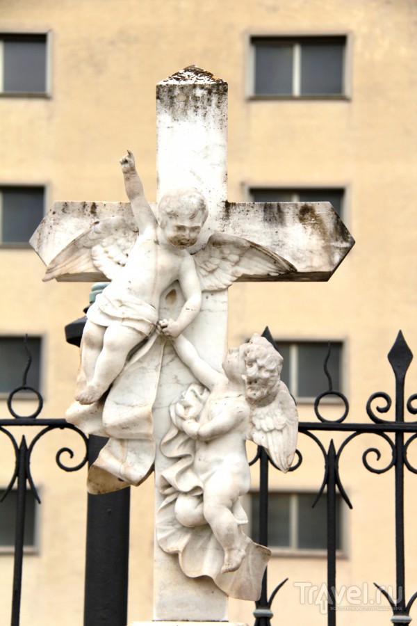 Искусство и смерть: модернистское кладбище в Ллорет-де-Маре / Испания