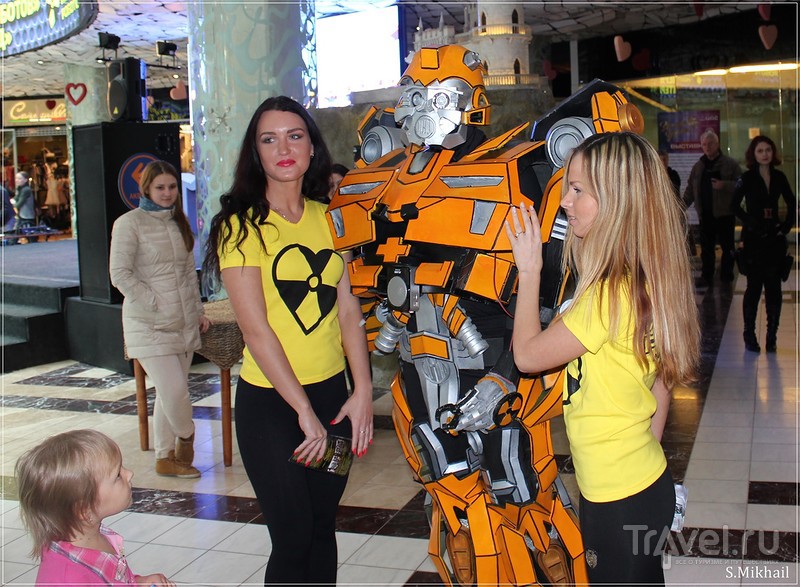 Косплей и выставка роботов  в Питерленде / Россия