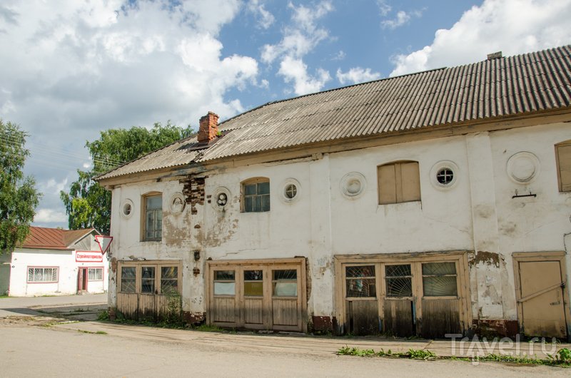 Все, что осталось от богатых торговых рядом, размещавшихся на берегу Онеги напротив ансамбля Троговой площади / Фото из России