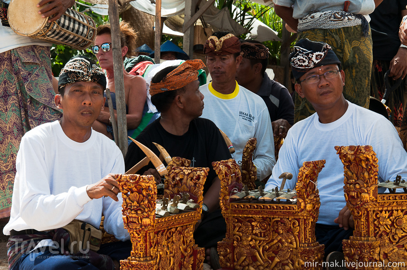Что делают эти люди?! или балийская пляжная церемония / Индонезия