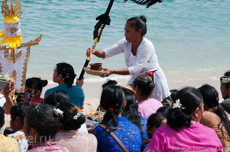 Что делают эти люди?! или балийская пляжная церемония / Индонезия