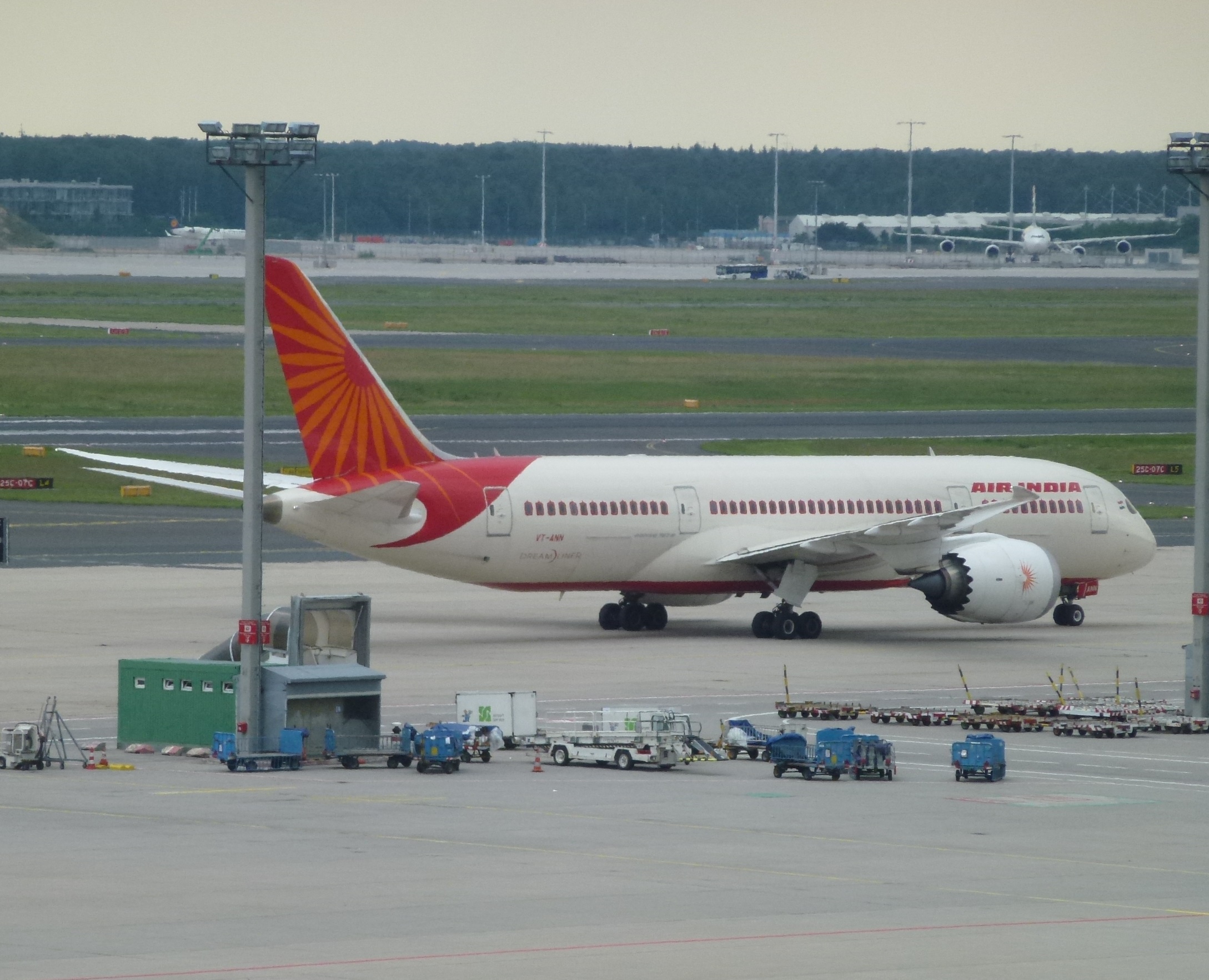 полёт (авиакомпания). Air india b747. индия аэропорт самолеты. самолет из индии в москву. самолет москва дели.