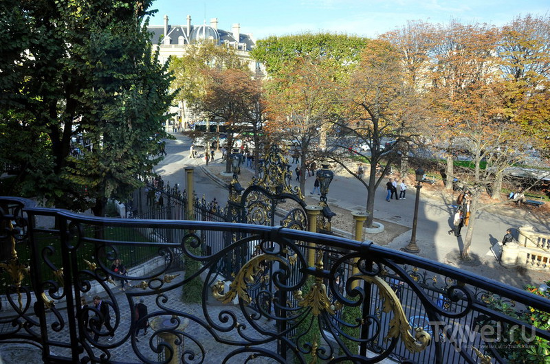   . Aux Champs-Elysees /   