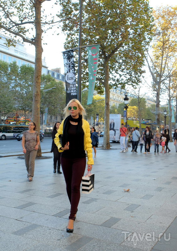   . Aux Champs-Elysees /   