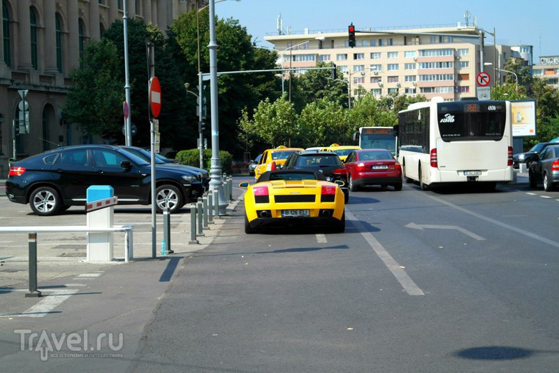 Бухарест, прогулка от центра по туризму по краю центра города / Румыния