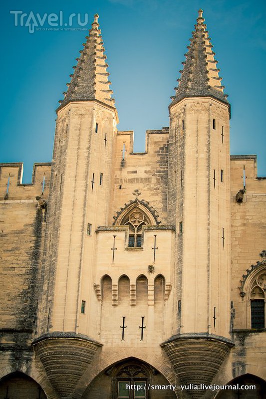 Величественный город-крепость Авиньон / Фото из Франции