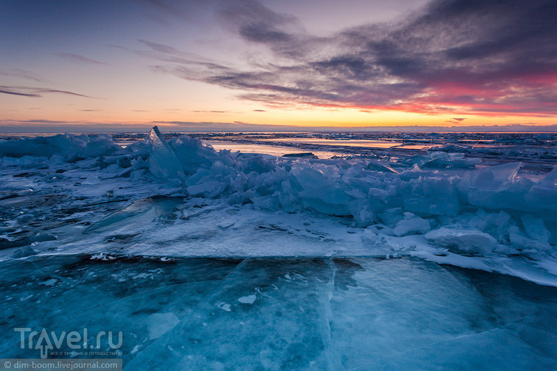 Байкальский лед, окрашенный лучами солнца / Россия