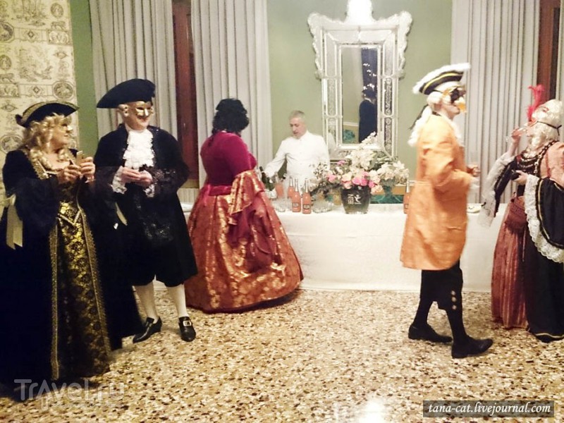 Бал венецианского карнавала в Palazzo Ca' Pesaro Papafava / Италия
