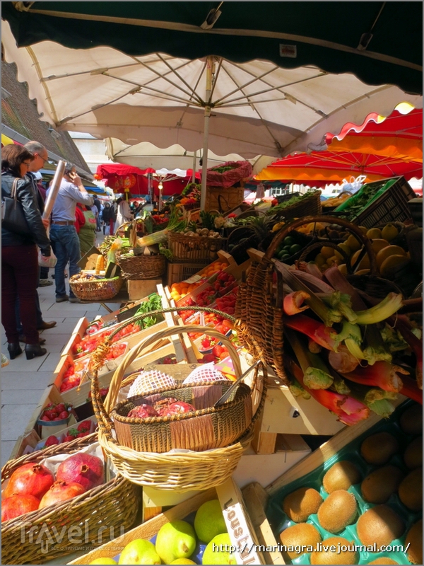 Бургундия, город Бон: субботний рынок у стен богадельни / Франция