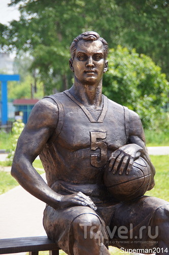 Памятник баскетболисту-победителю в Ликино-Дулёво / Россия