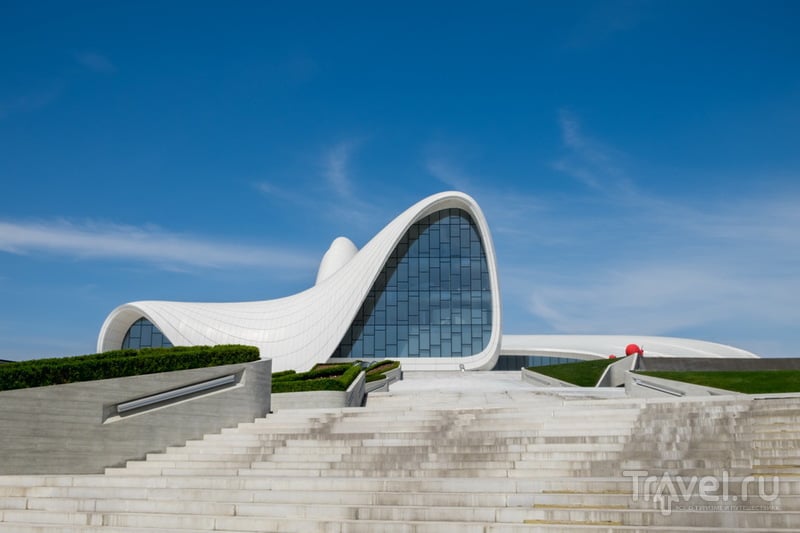 Баку: Центр Гейдара Алиева, архитектор Заха Хадид / Фото из Азербайджана