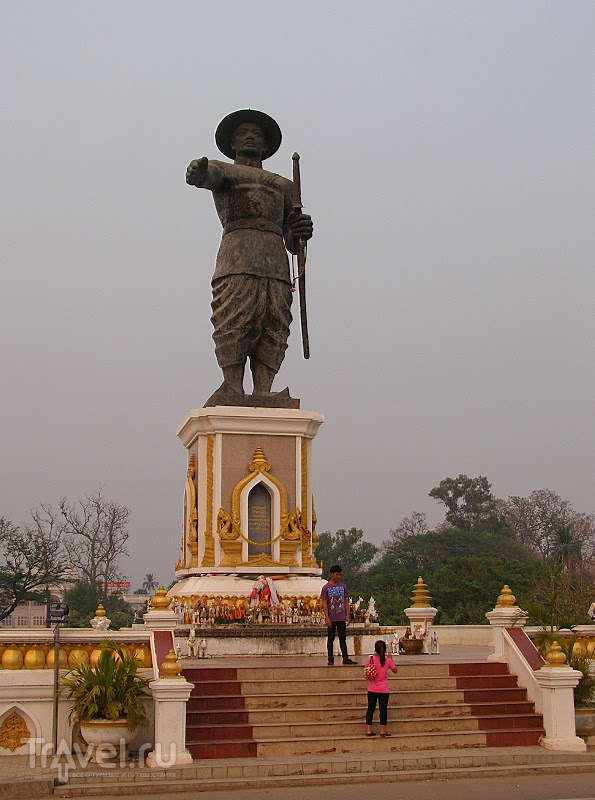 Советский Вьентьян. Статуя Фо Нгума и Отдельно Взятый Коммунизм / Лаос