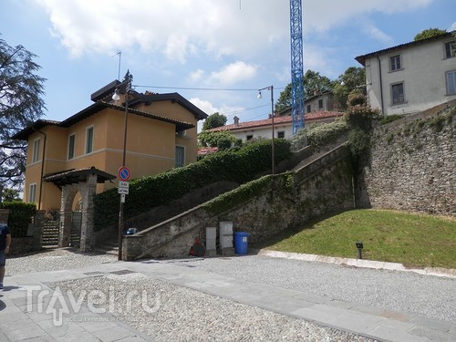 Бергамо - замок San Vigilio и холмы за городом / Италия