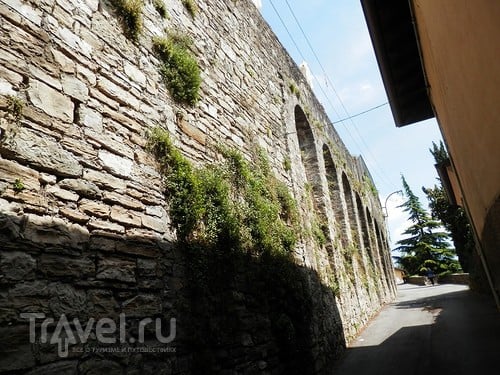 Бергамо - замок San Vigilio и холмы за городом / Италия