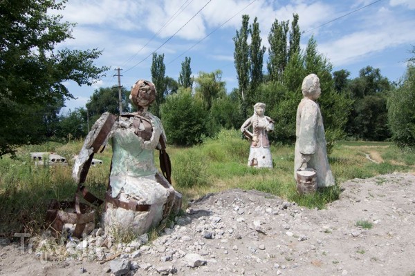 Цыганский парк "живых и мёртвых" в Днепропетровске / Украина