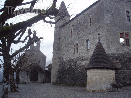 Chateau de Gruyeres / 