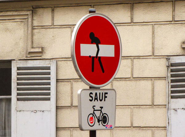Дорожный знак в Париже / Франция