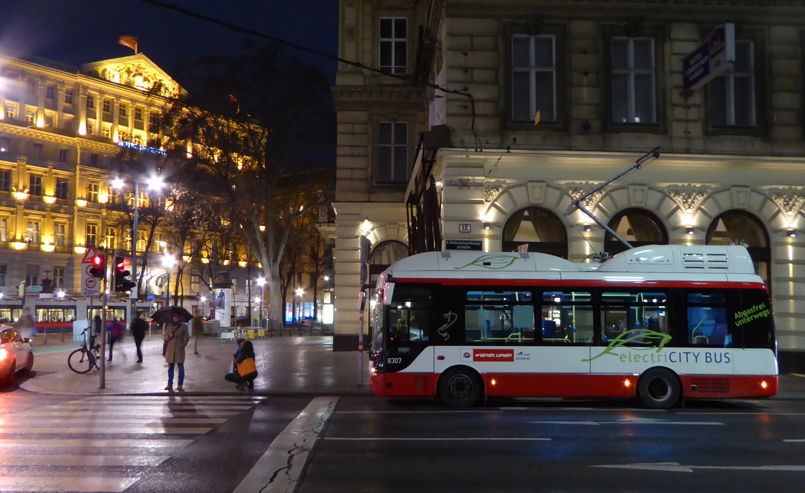 австрийская железная дорога. железная дорога в австрии. лихтенштейн вокзал. поезд в австрийских горах. зальцбург железная дорога.