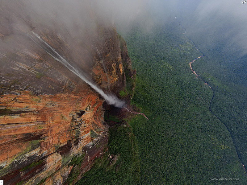Вид с высоты 700м / Фото из Венесуэлы