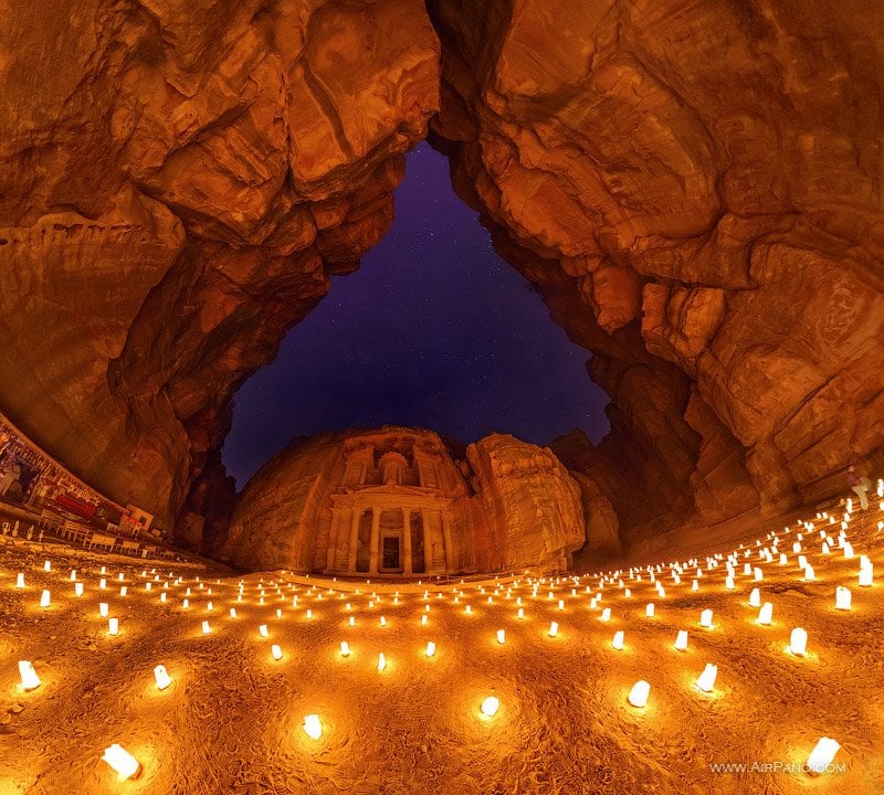Петра при свете свечей / Фото из Иордании