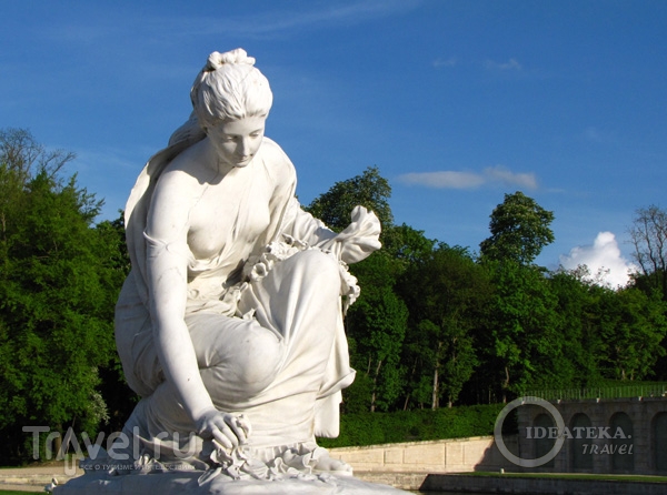 Скульптура в саду замка Шантийи / Фото из Франции