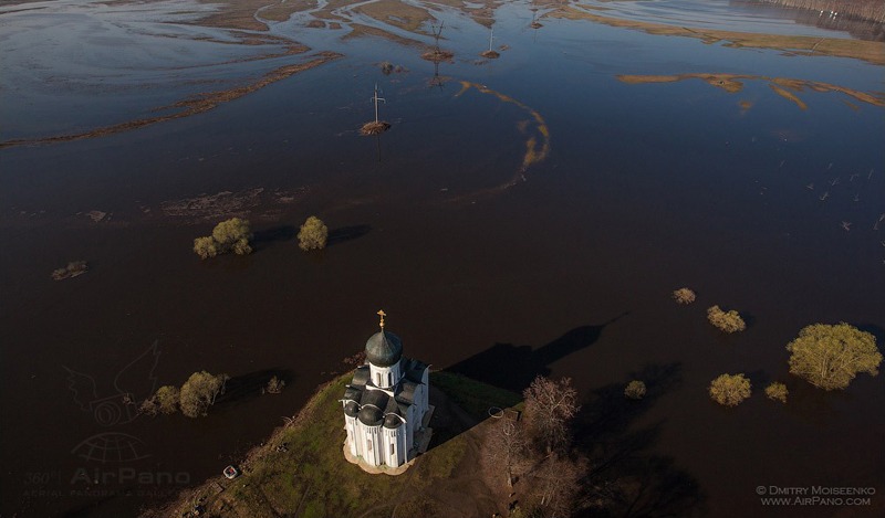 Церковь Покрова на Нерли, разлив рек Клязьма и Нерль / Фото из России