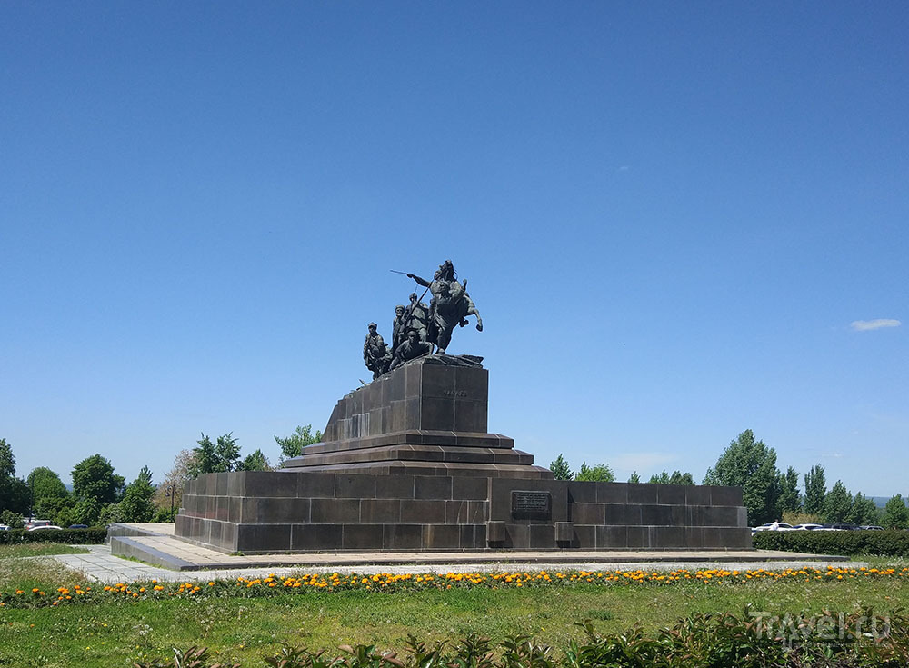 Памятник Чапаеву на площади Чапаева / Фото из России