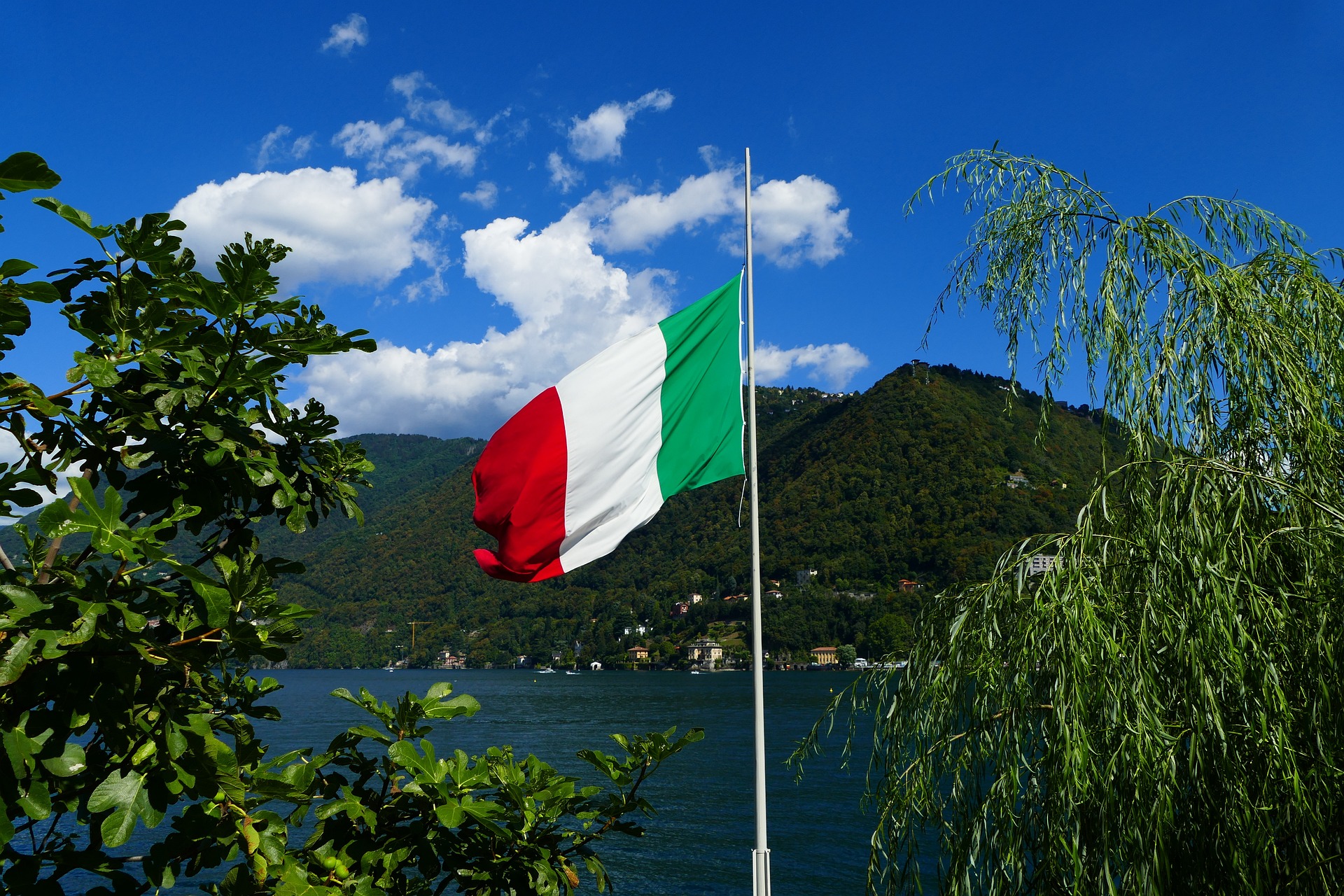 Итальянское консульство будет работать только с биометрическими паспортами