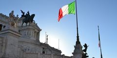 Итальянское консульство продолжит принимать паспорта старого образца