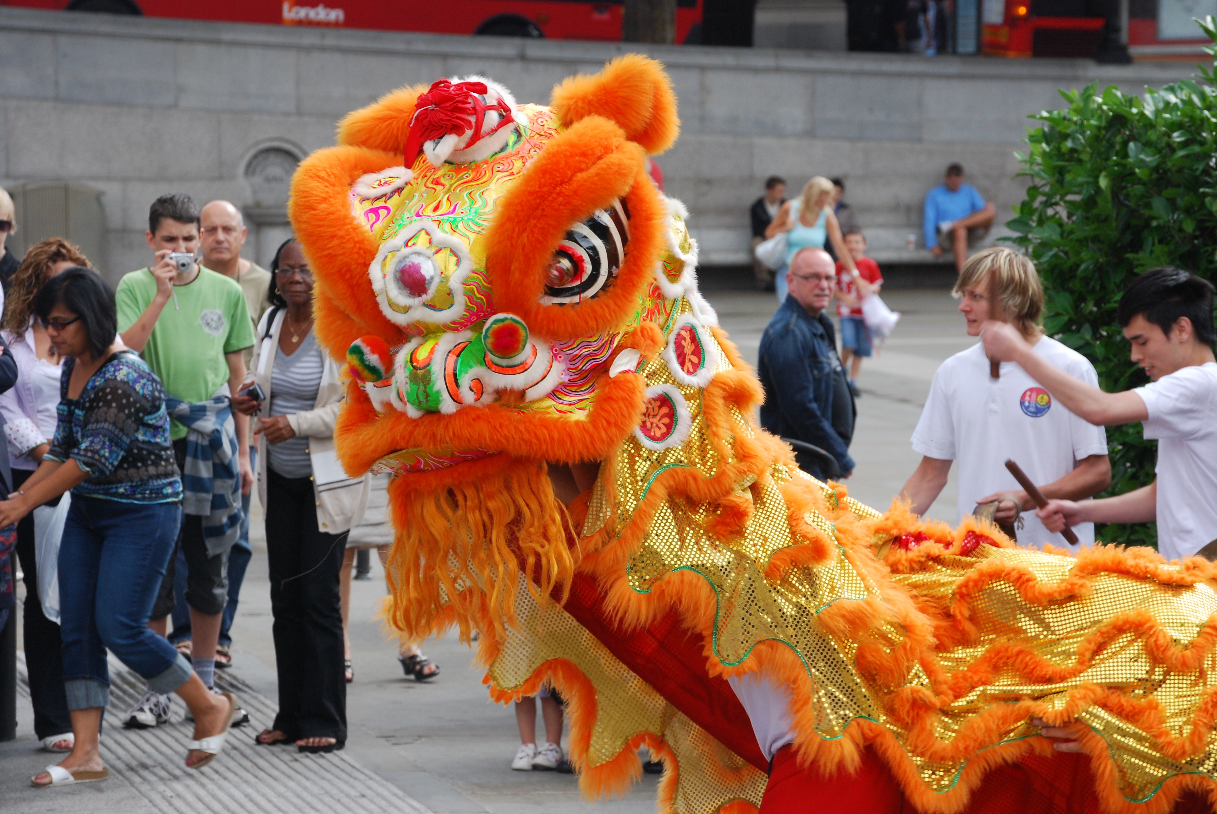 Asian dragon fest 2024. Дракон маскарад Китай. Карнавал в Китае с драконами. Китайский дракон фестиваль. Китайский дракон костюм.