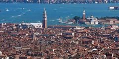 Венеция начала собирать пошлину с однодневных туристов