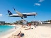 Пляж под крылом самолета на Карибах