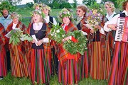 Фольклорный ансамбль на празднике Ligo. Фото: pedvale.lv